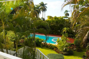Lola's Tropical Oasis